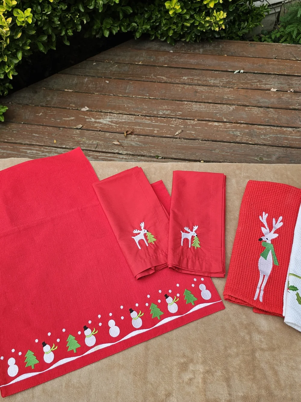 Crate & Barrel. 2 Placemats, 2 Dinner Napkins, 2 Towels. Snowman & Reindeer.
